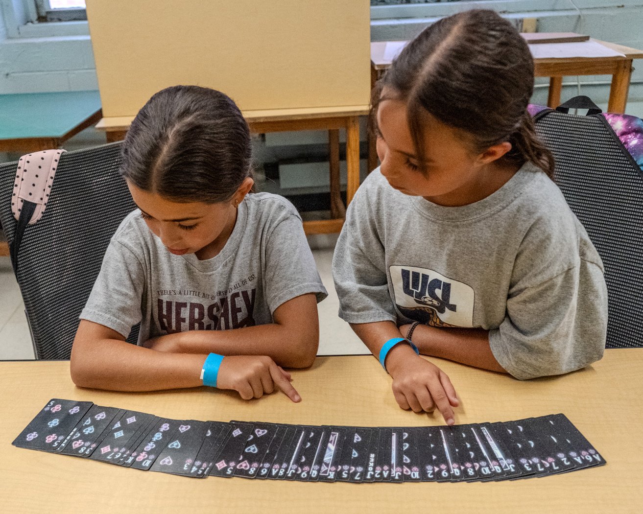 FD_magic_card-trick_girls