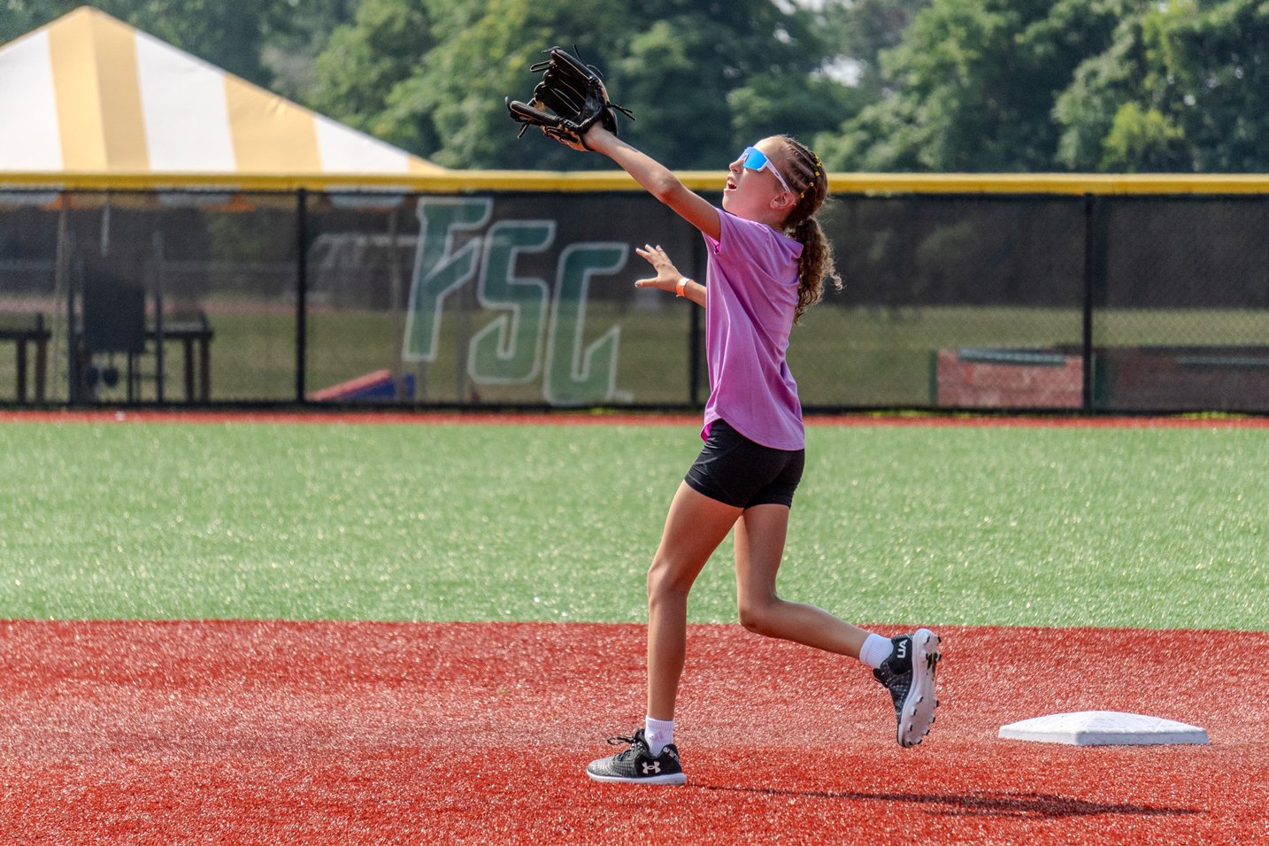 FD_softball_fielding_catch_running