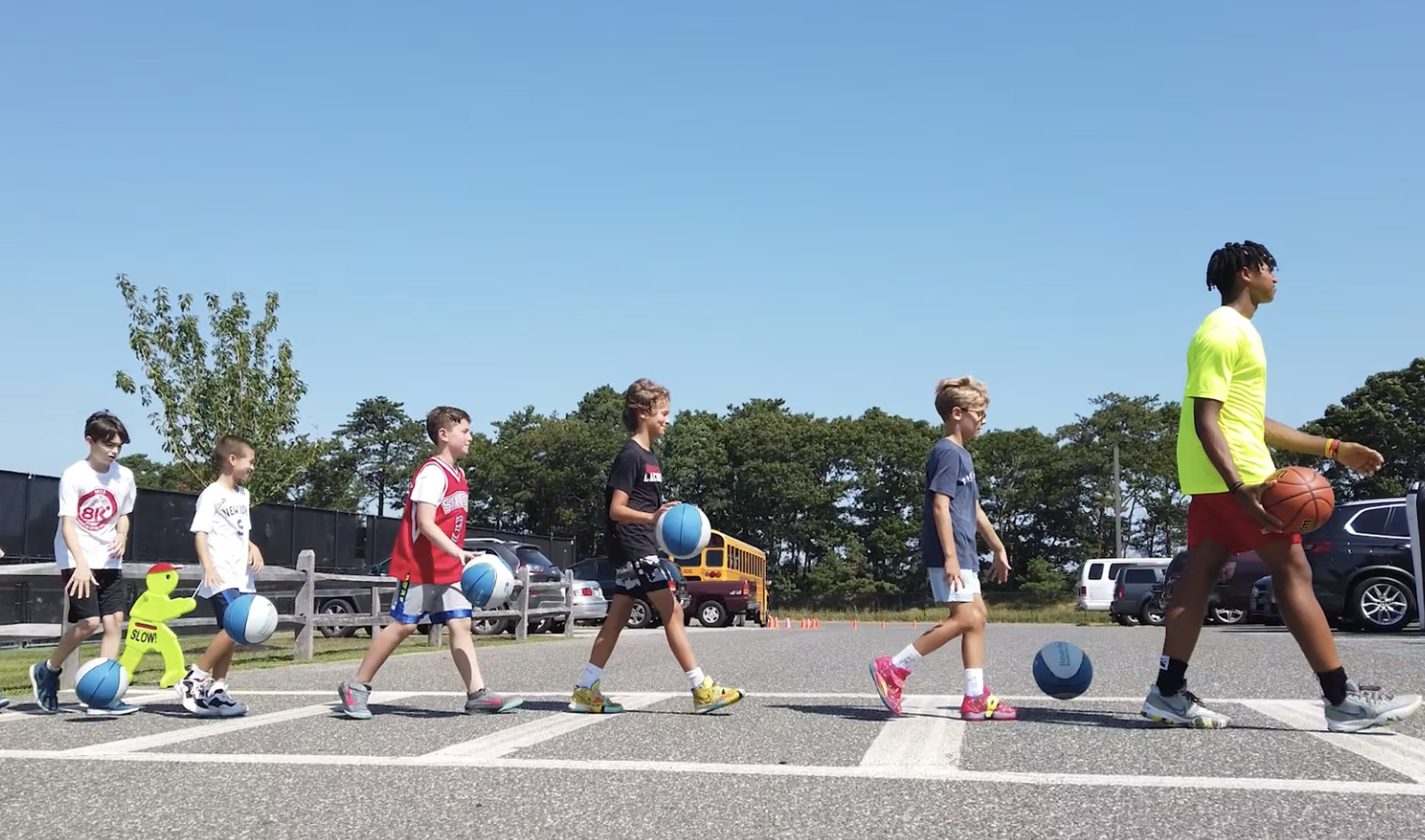 SH_basketball_boys_walking_coach