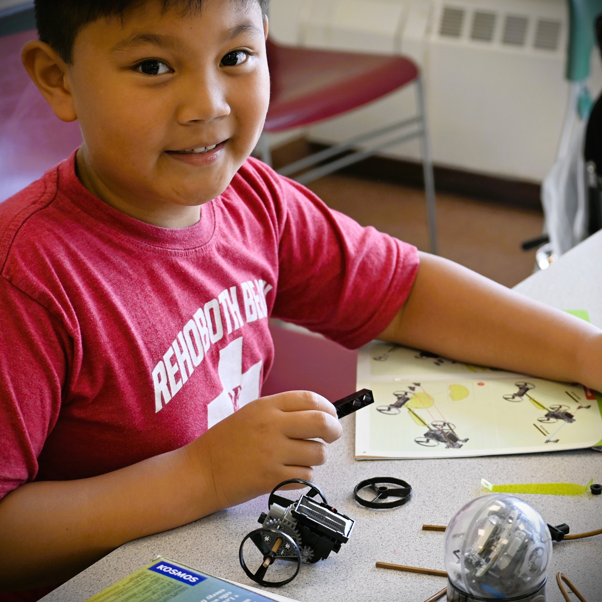 SUF_Engineering_boy_building