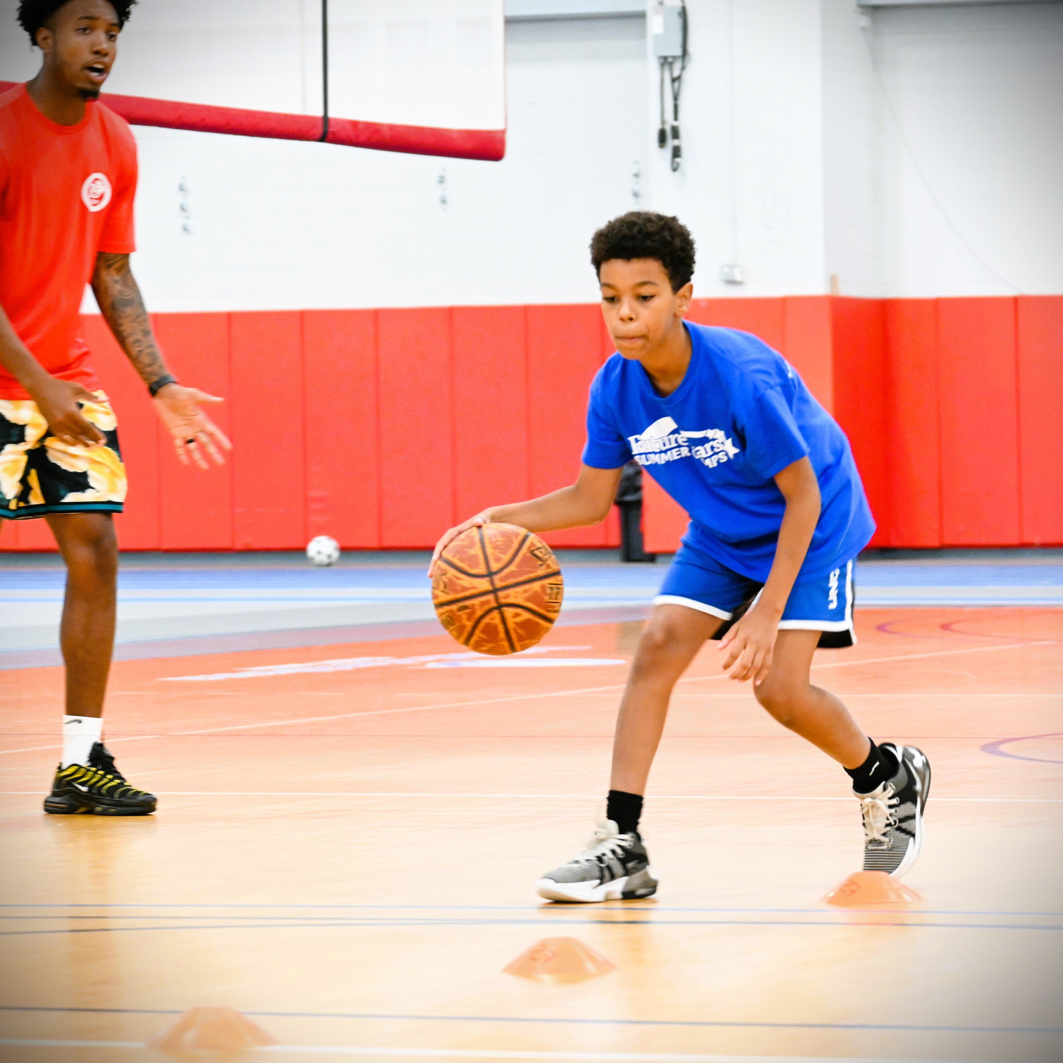 SUF_basketball_boy_dribble_coach