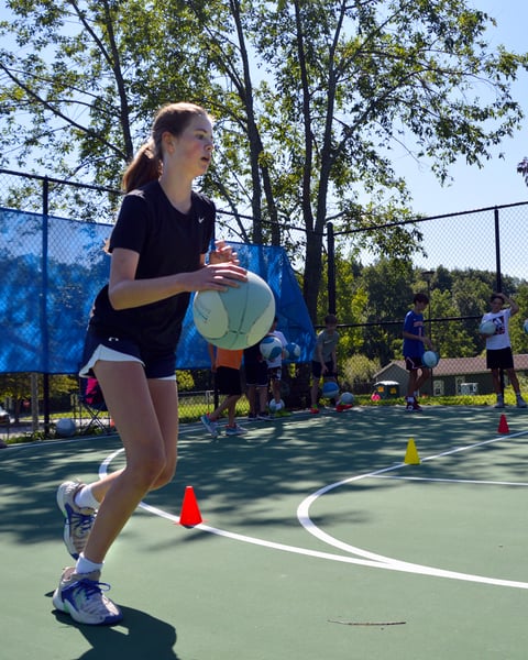 basketball_outdoor_girl_dribble
