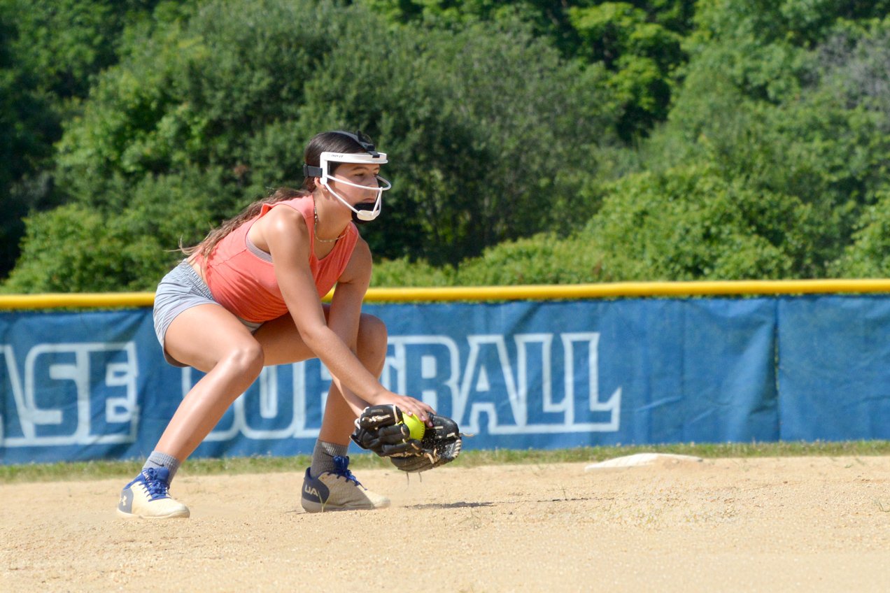 softball_fielding_catching_girl