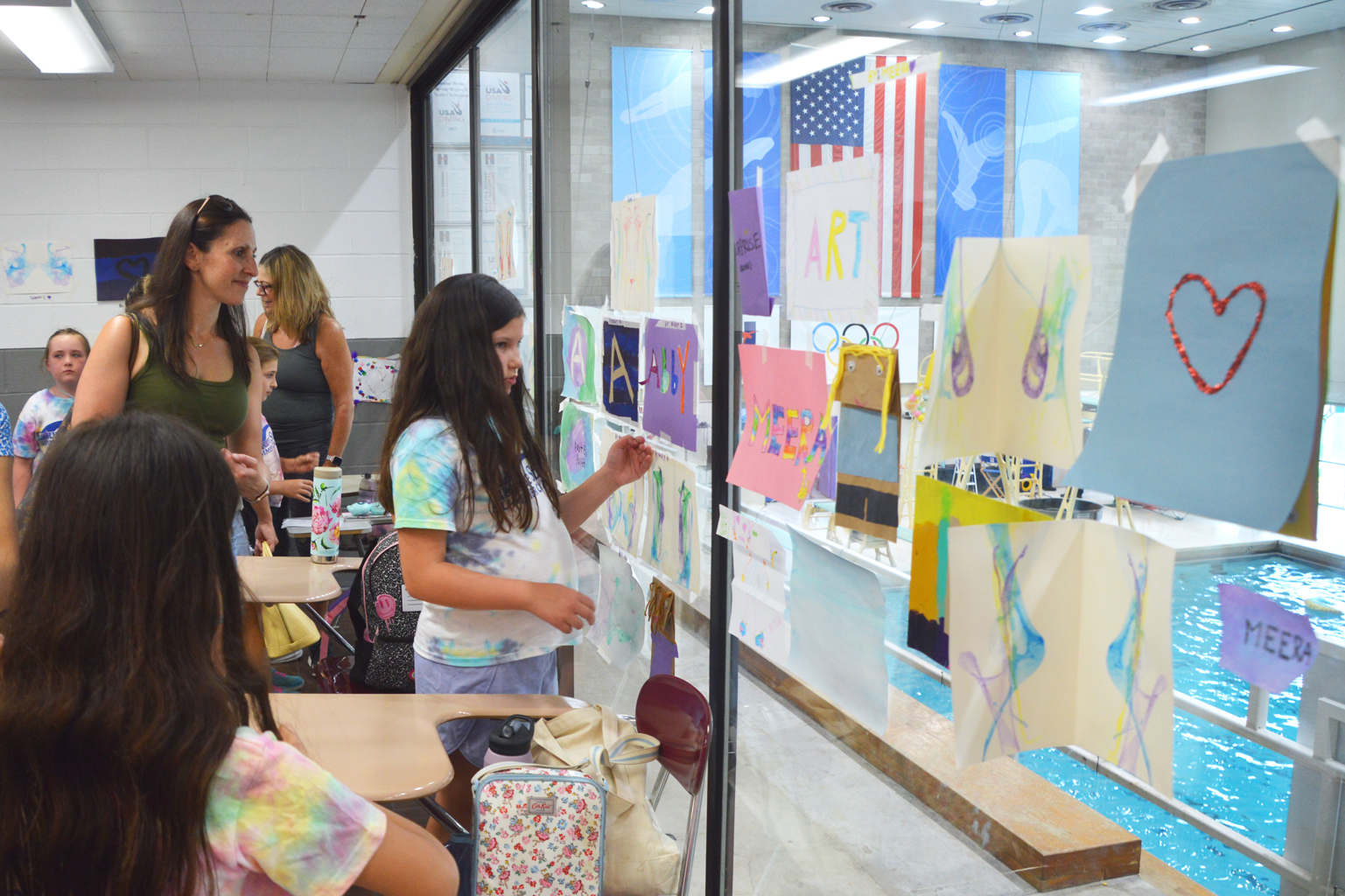 Art_gallery_show_girls_campers