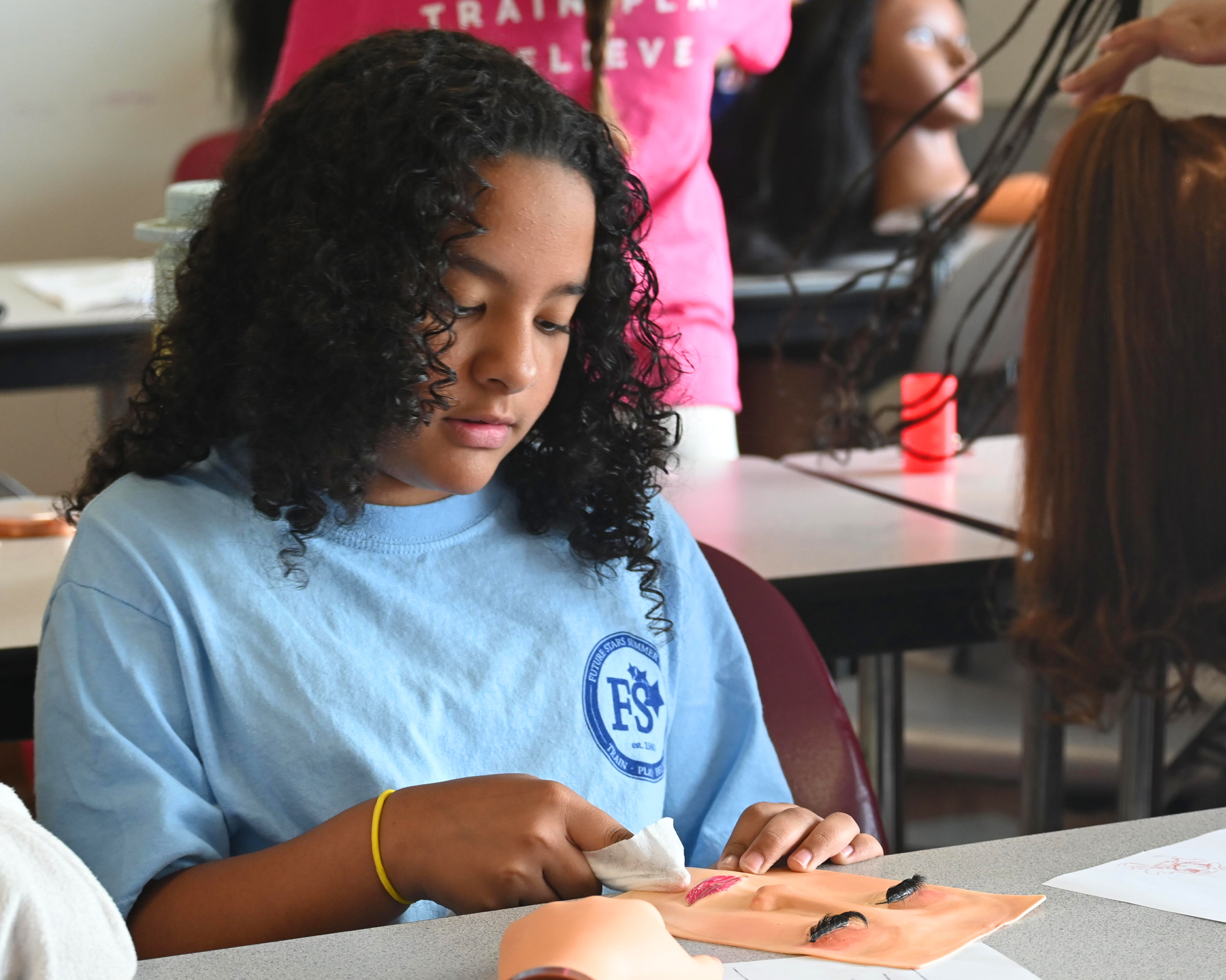 FD_Cosmetology_girl_makeup