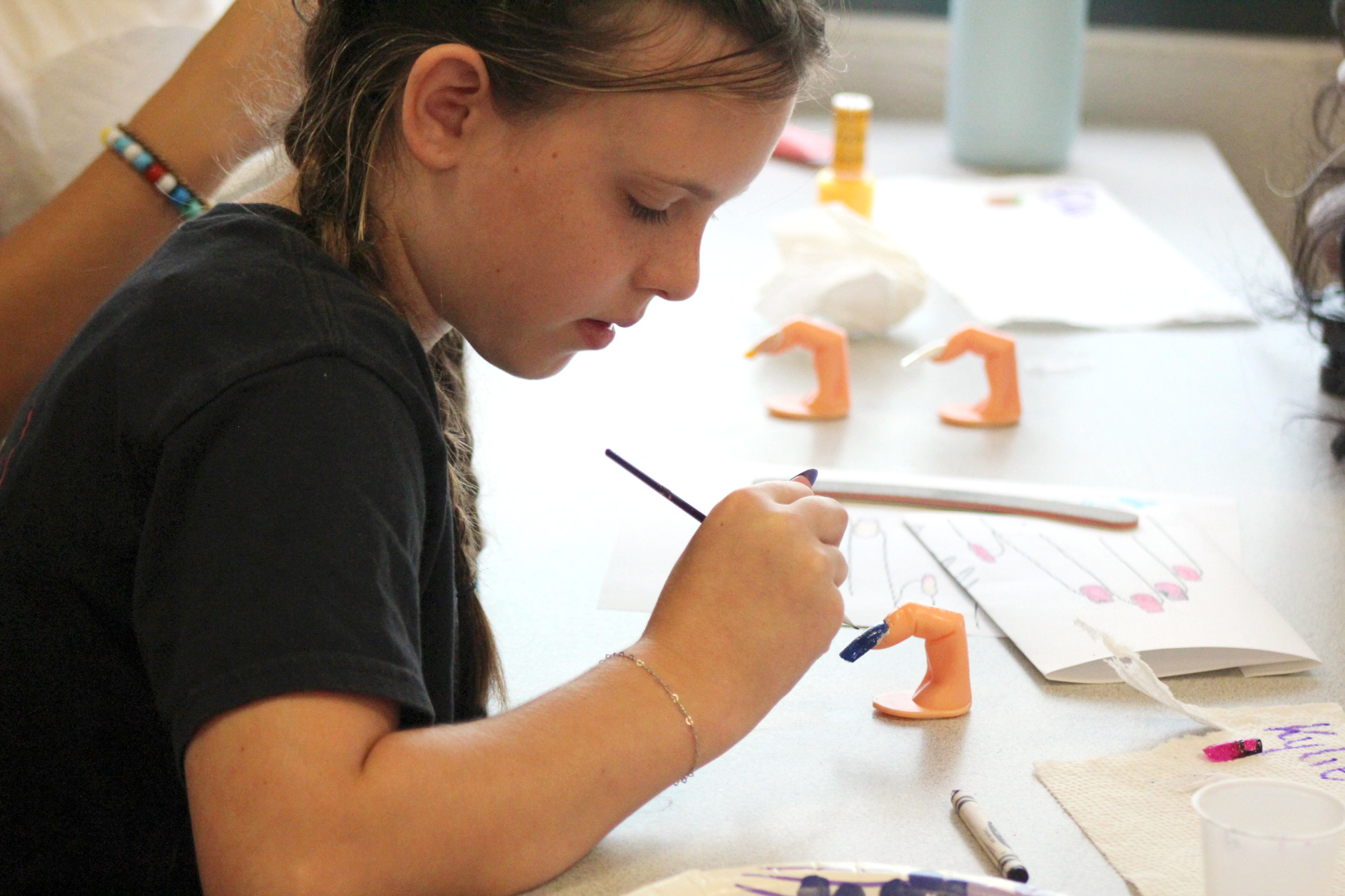 FD_cosmetology_girl_nails