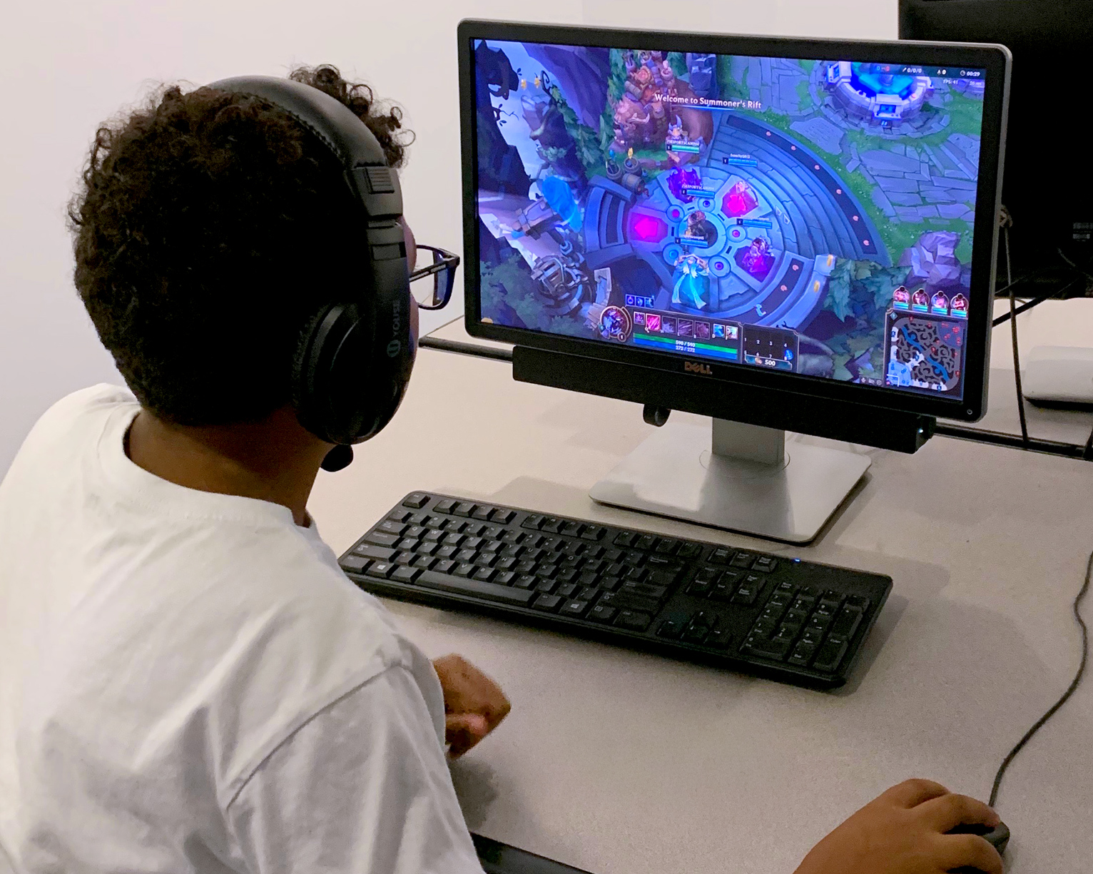 FD_eSports_boy_screen_videogames