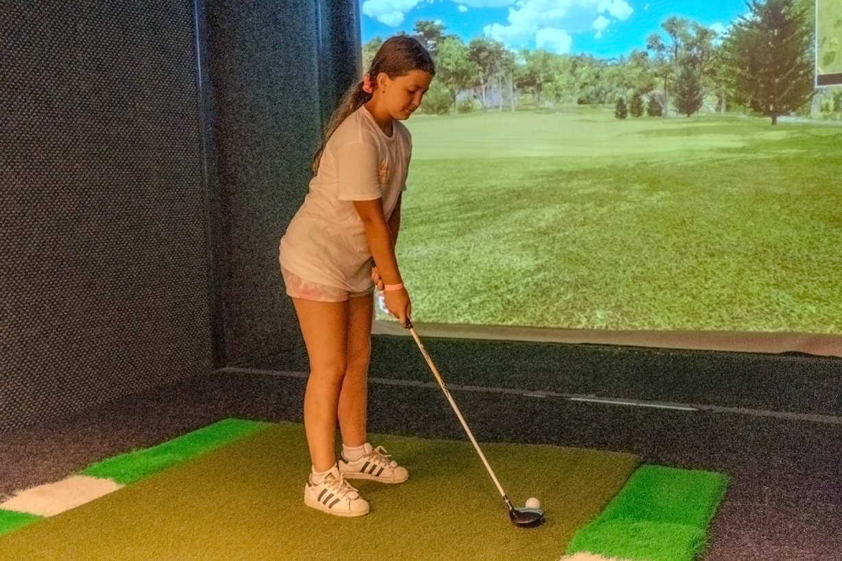 FD_golf_simulator_girl