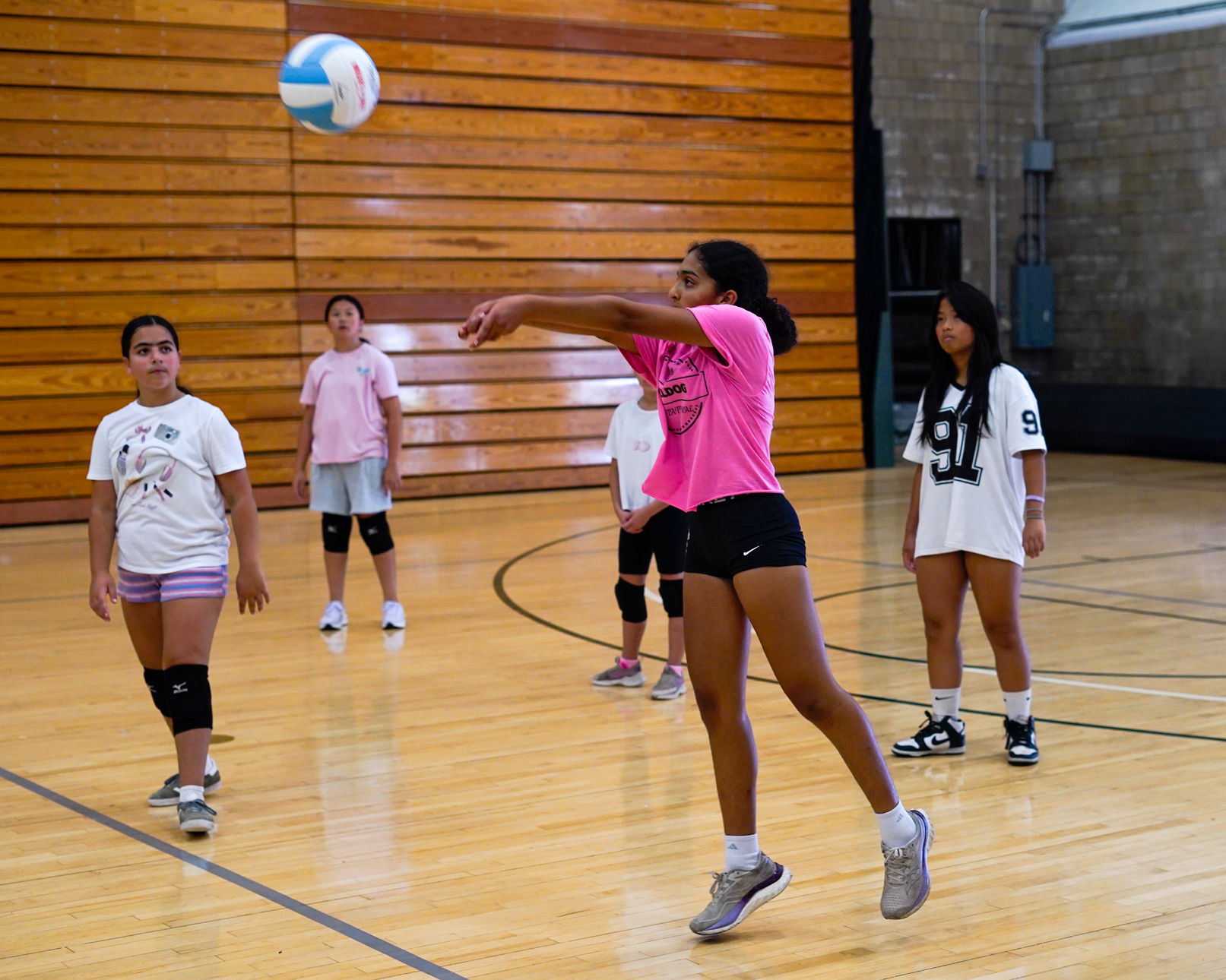 OW_Volleyball_group_bump