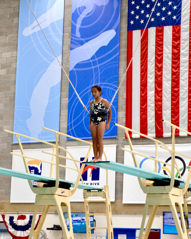 diving_harness_girl_board_800