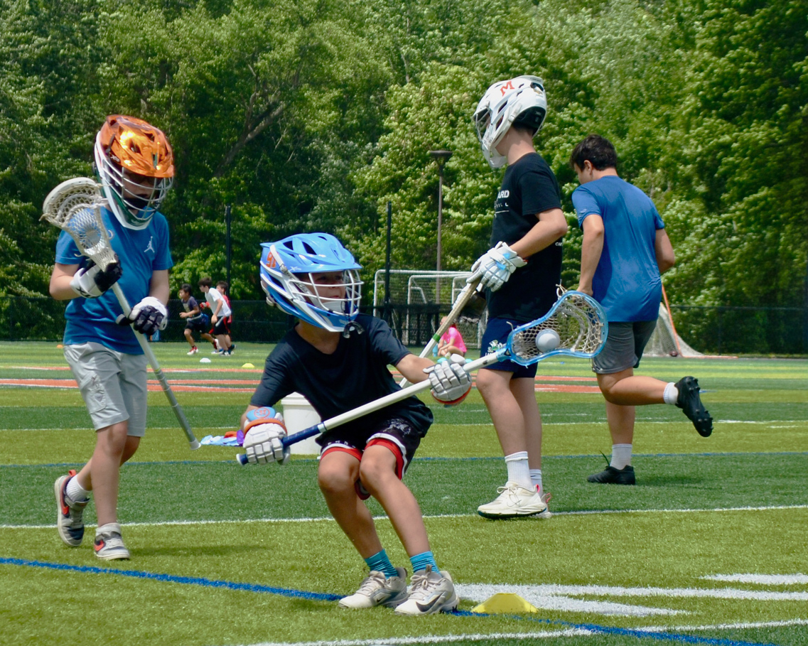 lacrosse_boys_scoop_field