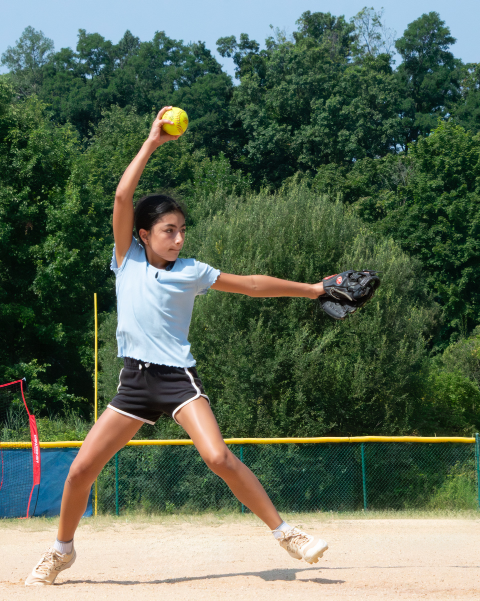 softball_pitcher_girl_field_vert